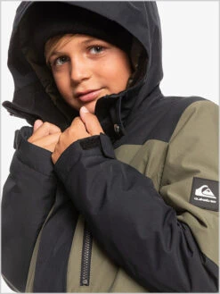 Quiksilver: Mission Block Youth Jacket (ages 6 - 16) 8 Quiksilver: Mission Block Youth Jacket (ages 6 - 16) -Ski Gear Store MissionBlackYouth Black4