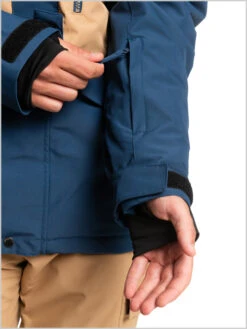 Quiksilver: Mission Block Jacket - Insignia Blue 8 Quiksilver: Mission Block Jacket - Insignia Blue -Ski Gear Store MissionBlock Blue5
